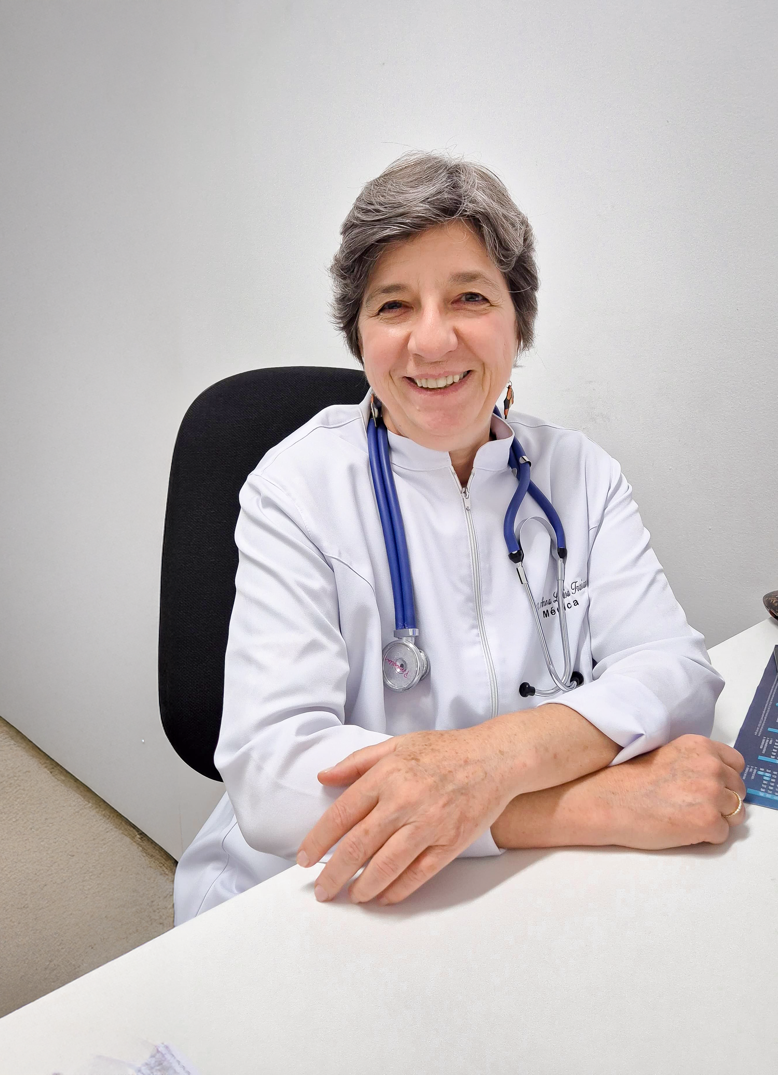 Dra. Anna, especialista em Anestesiologia, Medicina Intensiva e Cuidados Paliativos